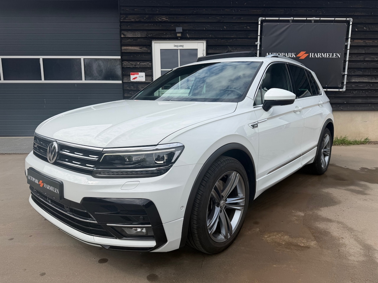 Volkswagen Tiguan - 2.0 TSI 4Motion 3X R-Line Pano 360 Virtual - AutoWereld.nl