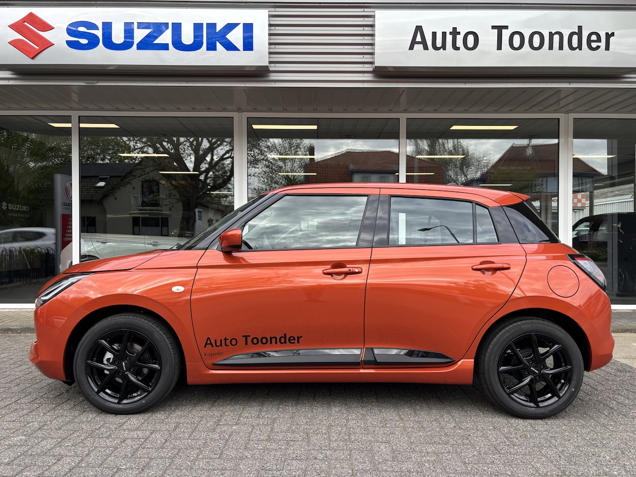 Suzuki Swift - 1.2 Comfort Smart Hybrid Black Orange Edition/2250 korting - AutoWereld.nl