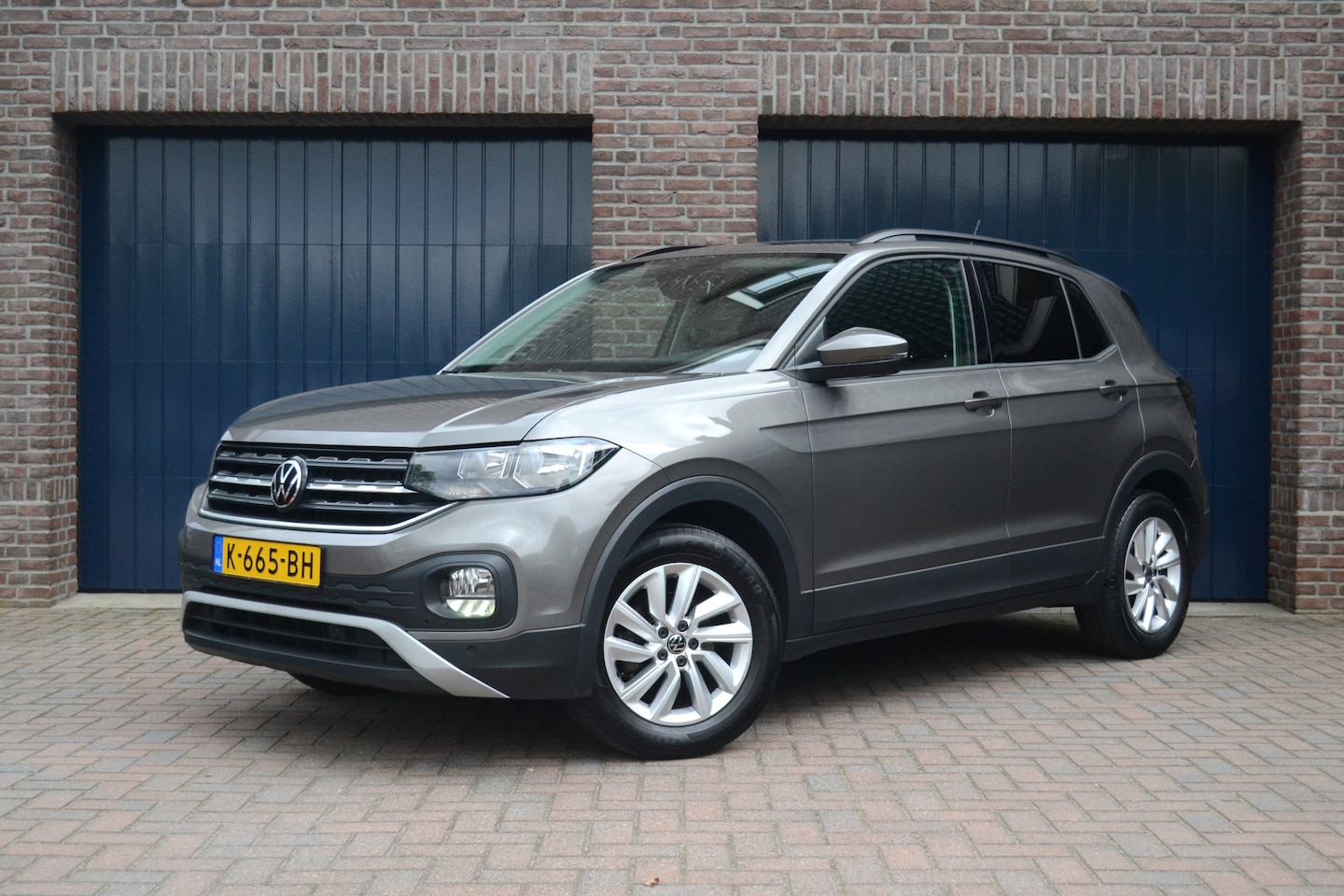 Volkswagen T-Cross - 1.0 TSI Life | Trekhaak | Climate Control | Camera | Adaptive Cruise | Navigatie | Carplay - AutoWereld.nl
