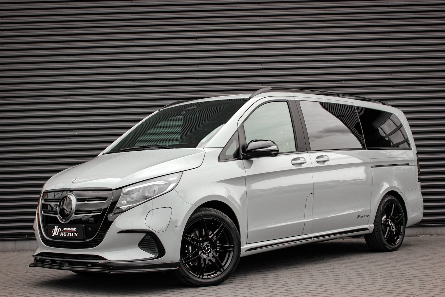 Mercedes-Benz EQV - 300 AMG L2 90 kWh 2X ELEK.SCHUIFDEUREN / MULTIEBEAM / 360 CAMERA / 7-PERSOONS / BURMESTER - AutoWereld.nl