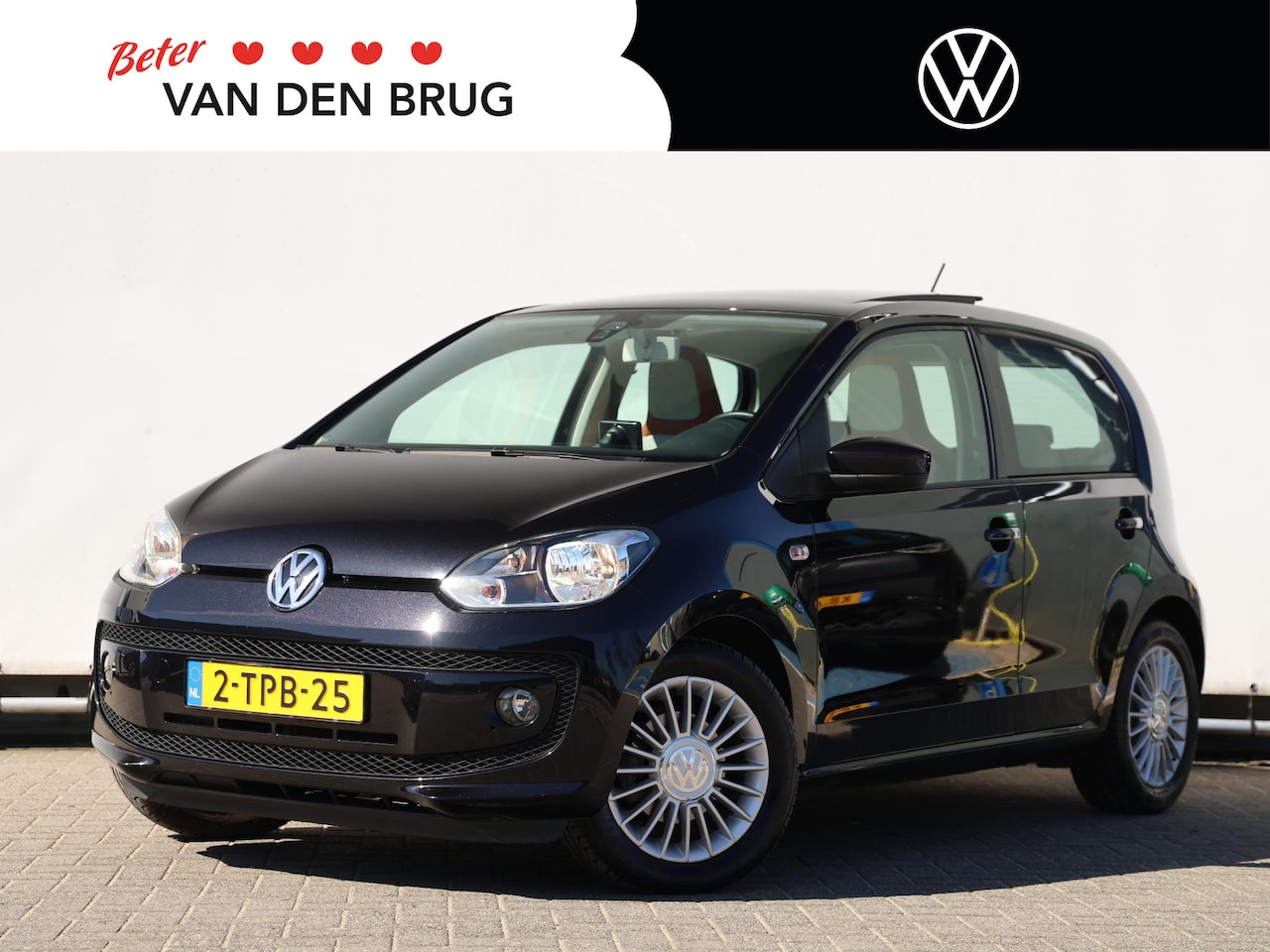 Volkswagen Up! - 1.0 high up! BlueMotion 60PK | Airco | Panoramadak | Cruise control | Parkeersensoren - AutoWereld.nl