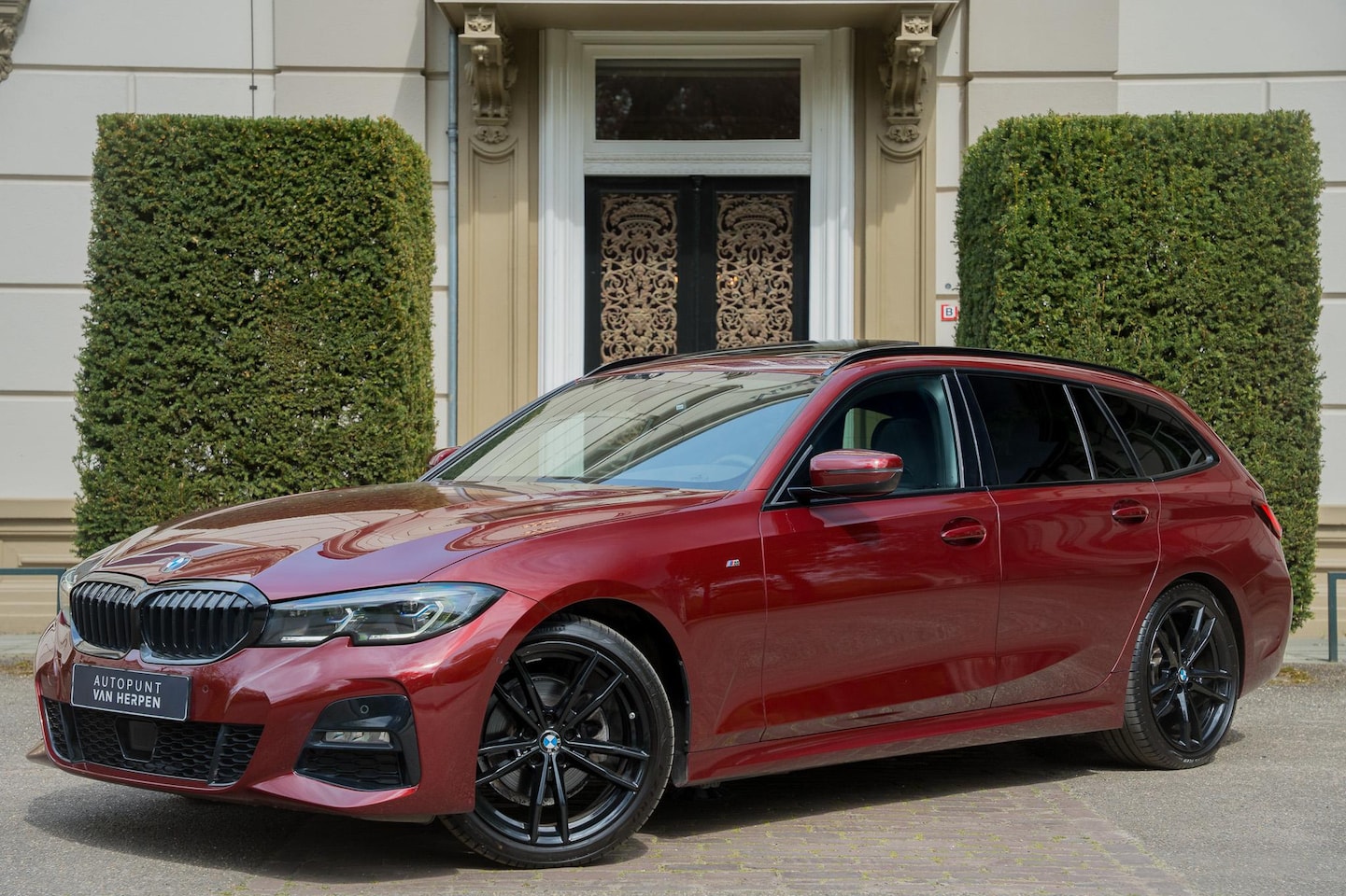 BMW 3-serie Touring - 320i High Executive TREKHAAK | PANO | KUIPSTOELEN | CARBON | ADAPTIVE | MEMORY | LASER - AutoWereld.nl