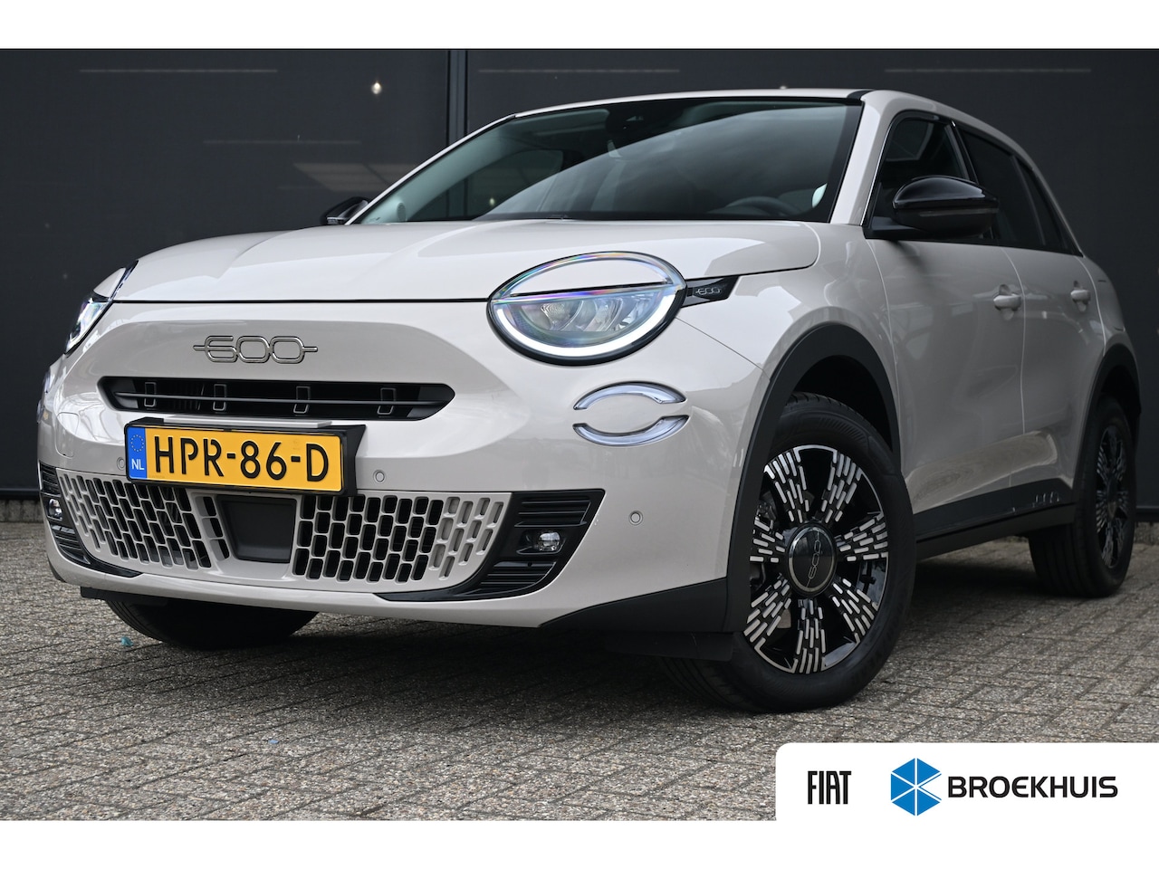Fiat 600 - 1.2 Hybrid Urban 110pk | Pack Style + Comfort | Navigatie | Stoelverwarming | Voorruitverw - AutoWereld.nl