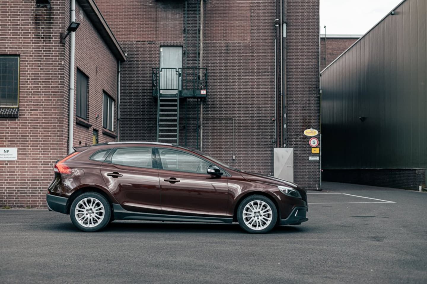 Volvo V40 Cross Country - 2.0 T3 Momentum | Unieke kleur | Nette auto - AutoWereld.nl