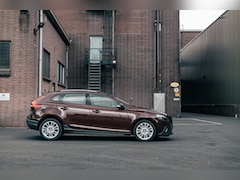 Volvo V40 Cross Country - 2.0 T3 Momentum | Unieke kleur | Nette auto