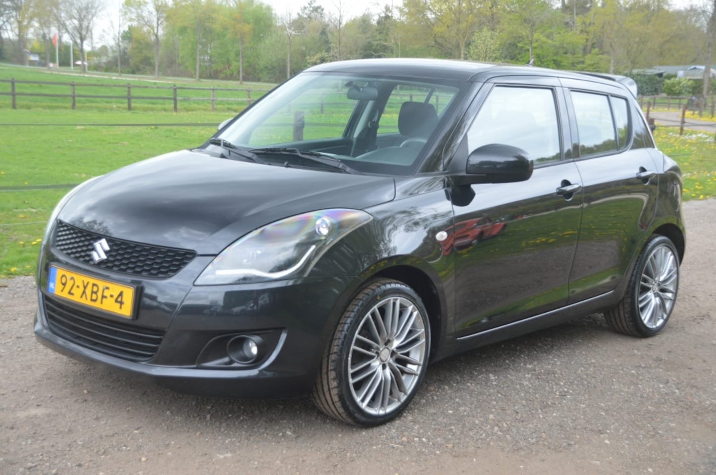 Suzuki Swift - 1.2 Comfort EASSS Zwart Airco Carplay 17 Inch - AutoWereld.nl