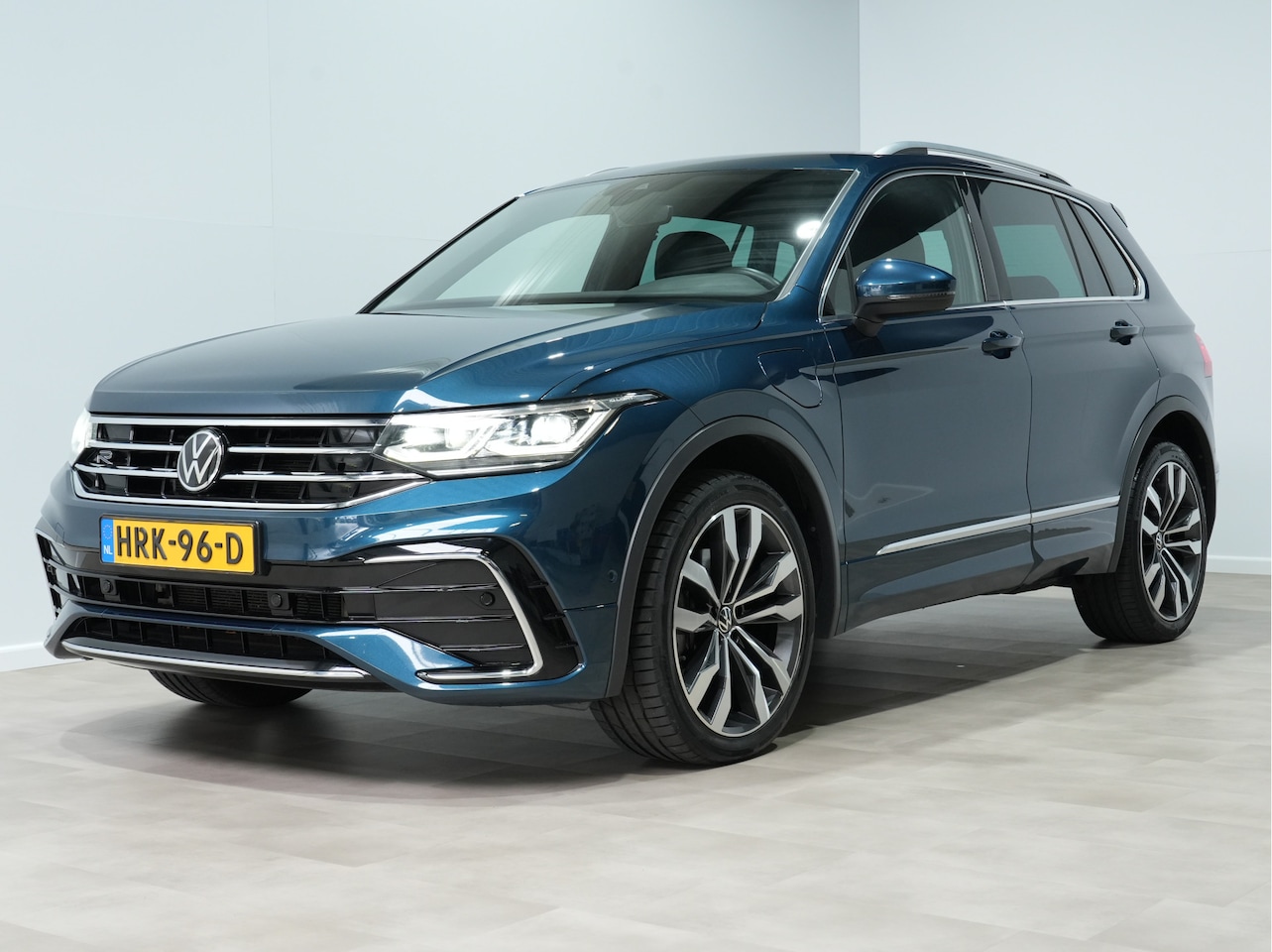 Volkswagen Tiguan - 1.4 TSI eHybrid R-Line Business+ | Trekhaak | IQ.Light | Camera | Stoel/Stuurverw. | 20" 1 - AutoWereld.nl