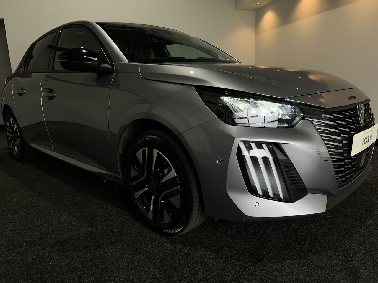 Peugeot e-208 - EV Allure 50 kWh Warmtepomp | navigatie | achteruitrijcamera - AutoWereld.nl