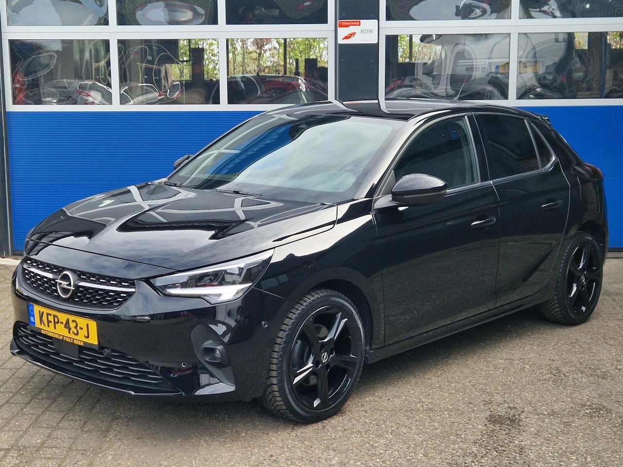 Opel Corsa - 1.2 Turbo Ultimate / Panoramadak / All season banden / Camera / Carplay / Parkeersensoren - AutoWereld.nl