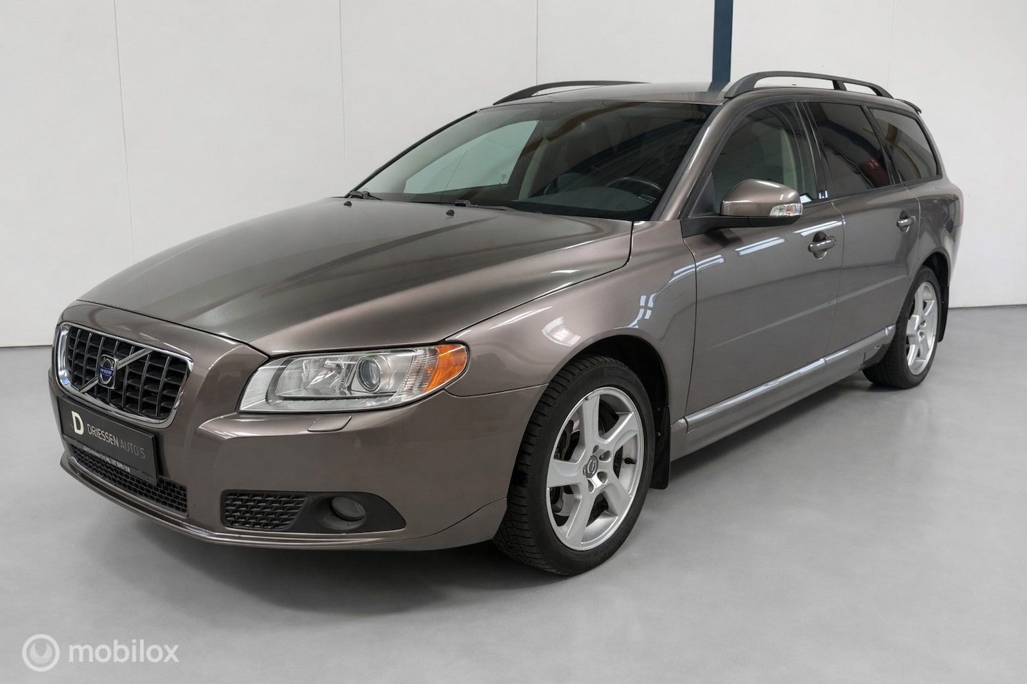 Volvo V70 - 2.5T Momentum AUTOMAAT / LEER / TREKHAAK - AutoWereld.nl