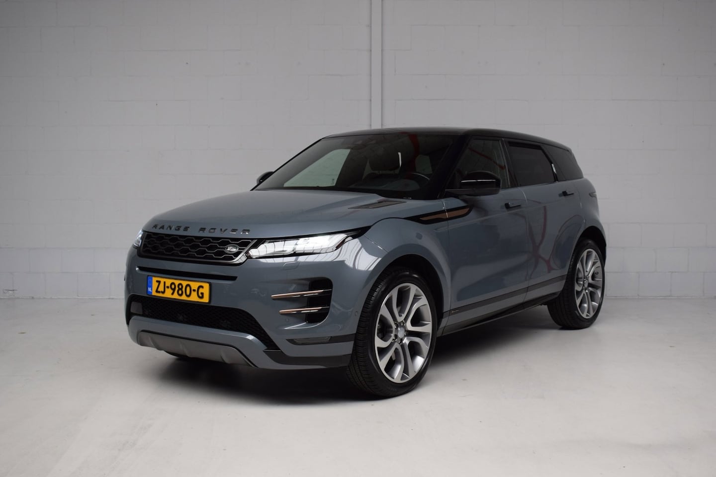 Land Rover Range Rover Evoque - 2.0 P250 AWD R-Dynamic First Edition ORG.NED / NAP / LEER / PANORAMADAK / CAMERA / ADAPT.C - AutoWereld.nl