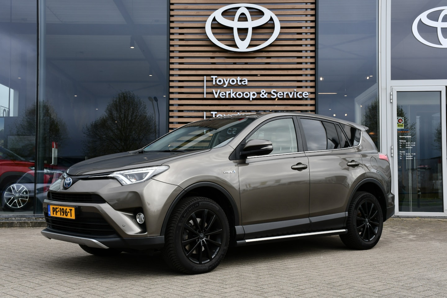 Toyota RAV4 - 2.5 Hybrid Dynamic Plus Limited 197pk | Schuif-/kanteldak | Trekhaak afneembaar | Parkeers - AutoWereld.nl