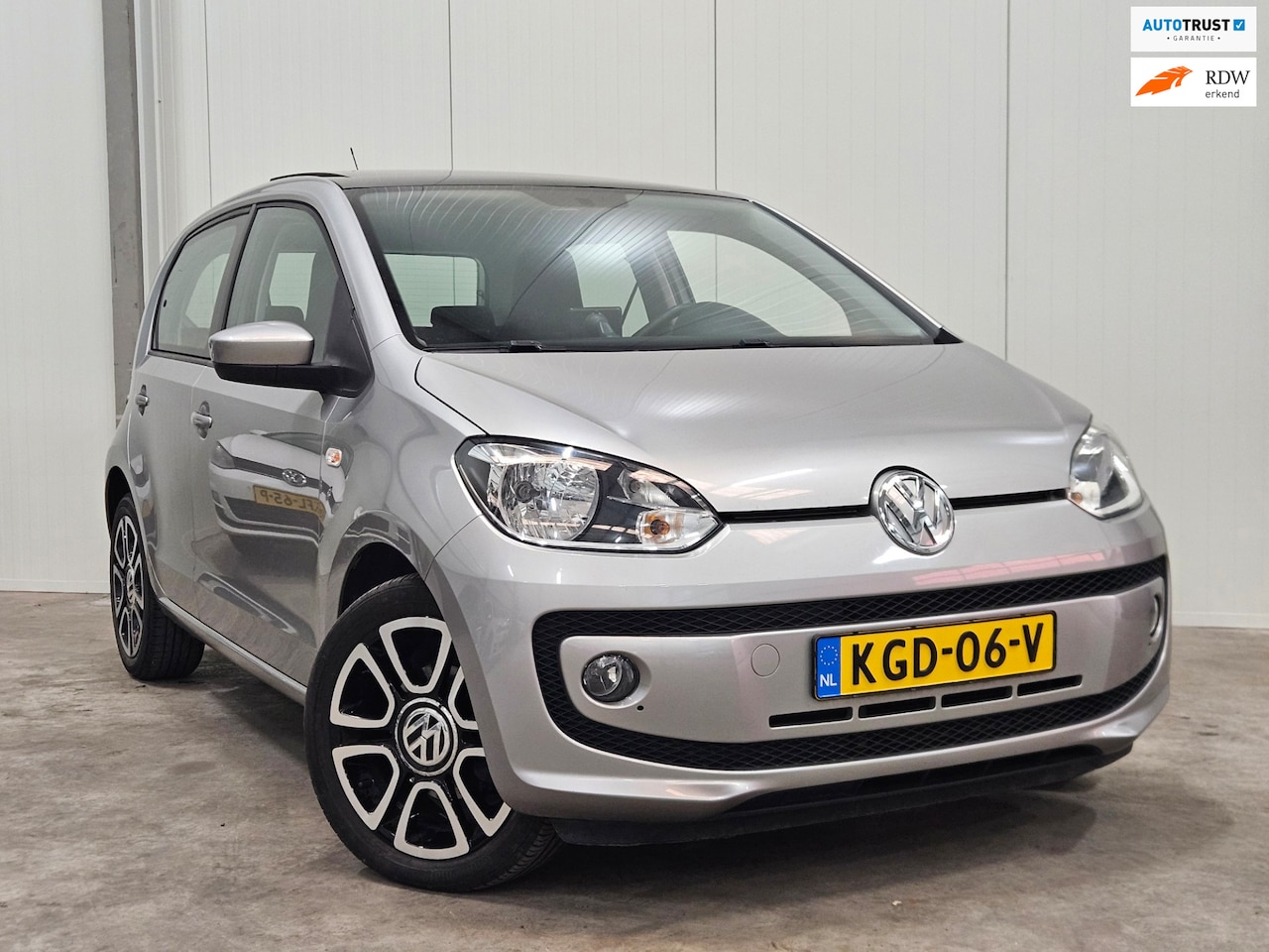 Volkswagen Up! - 1.0 high up! | PANO | Stoelverwarming | 5dr | NIEUWE APK | Garantie - AutoWereld.nl