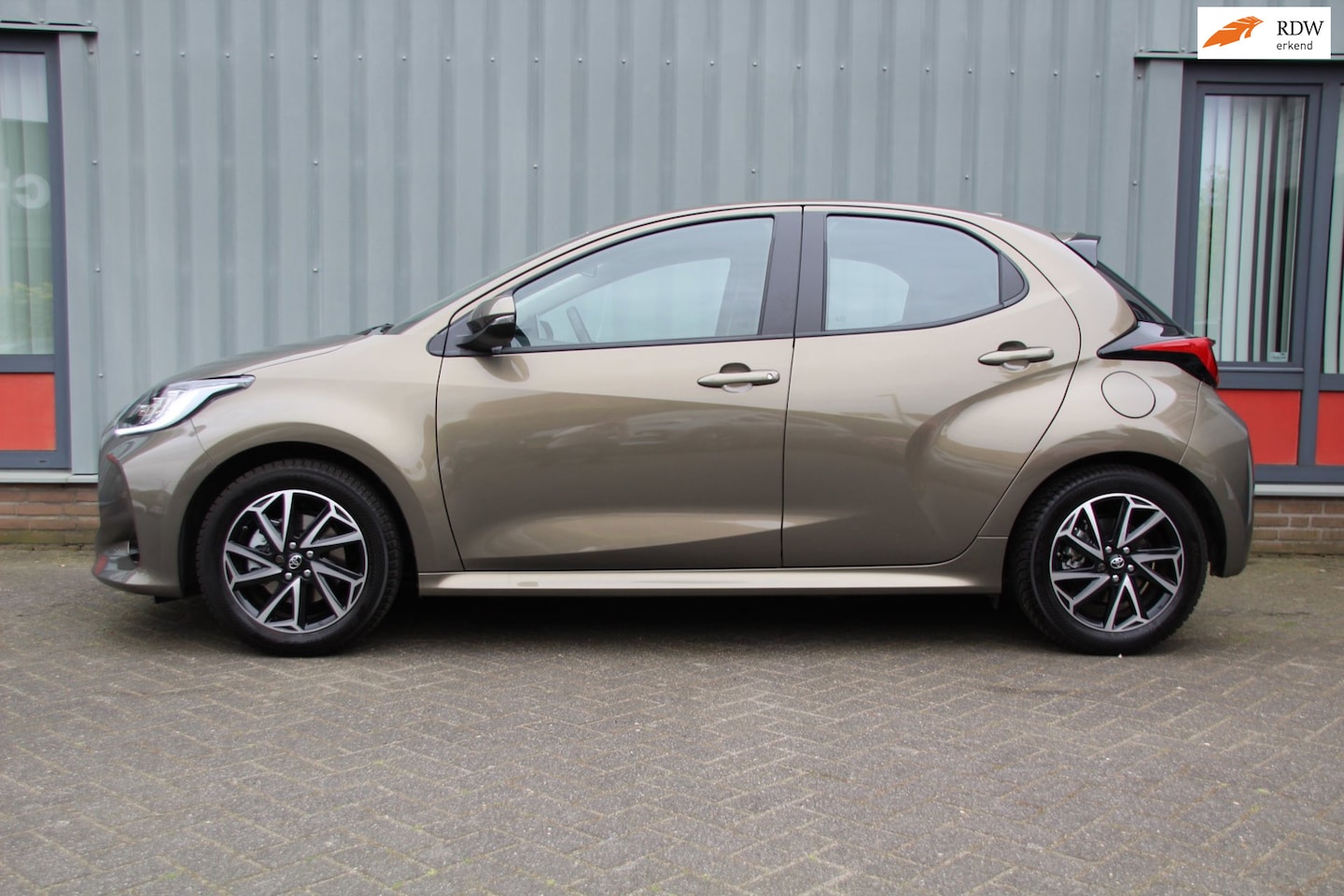 Toyota Yaris - 1.5 Hybrid Dynamic 9000 kms eerste eigenaar nieuw staat dealer onderhouden - AutoWereld.nl