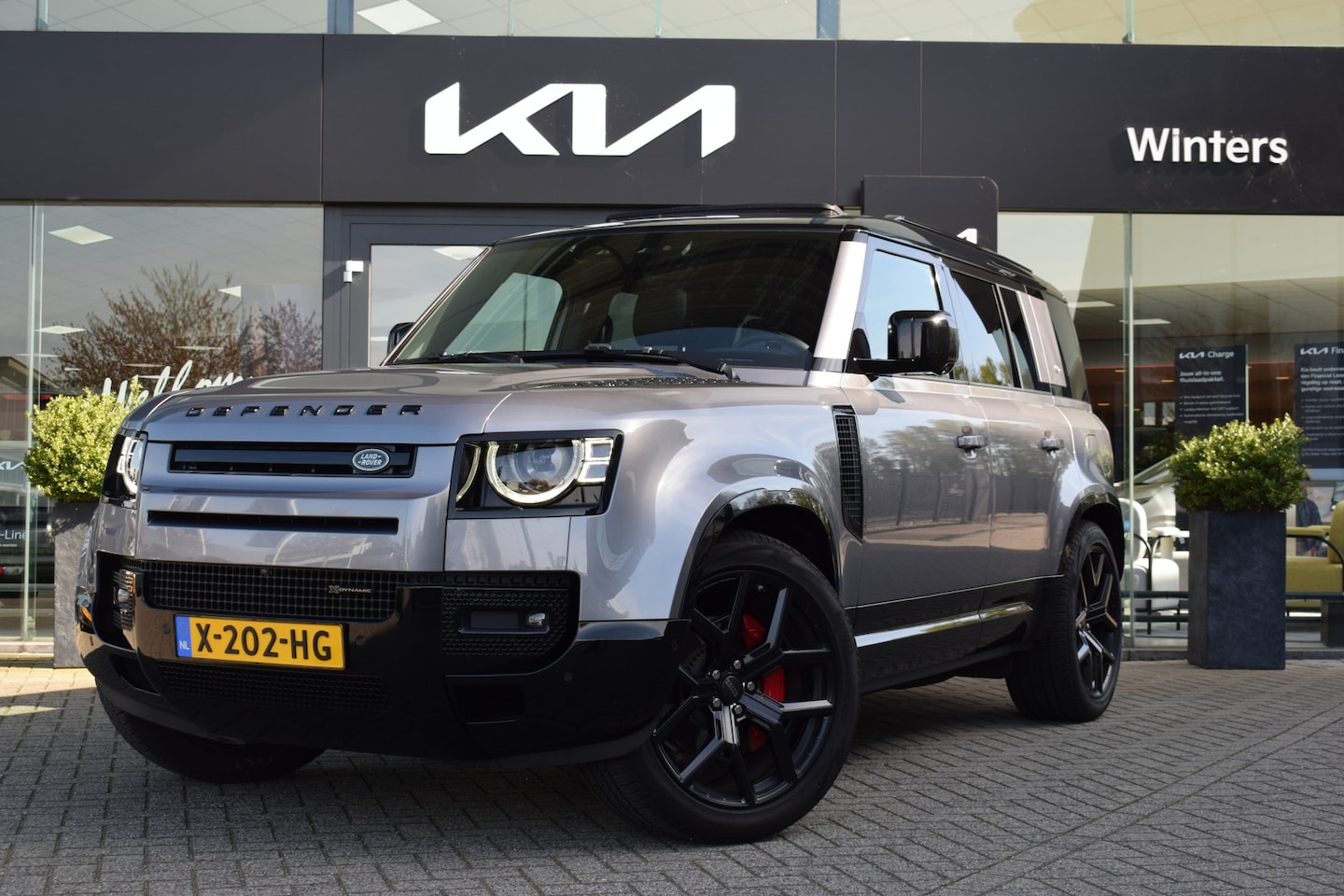 Land Rover Defender 110 - 2.0 P400e 110 XS Edition | Trekhaak | 360° camera | Memory | Kantel/ Schuifdak | Leder | M - AutoWereld.nl