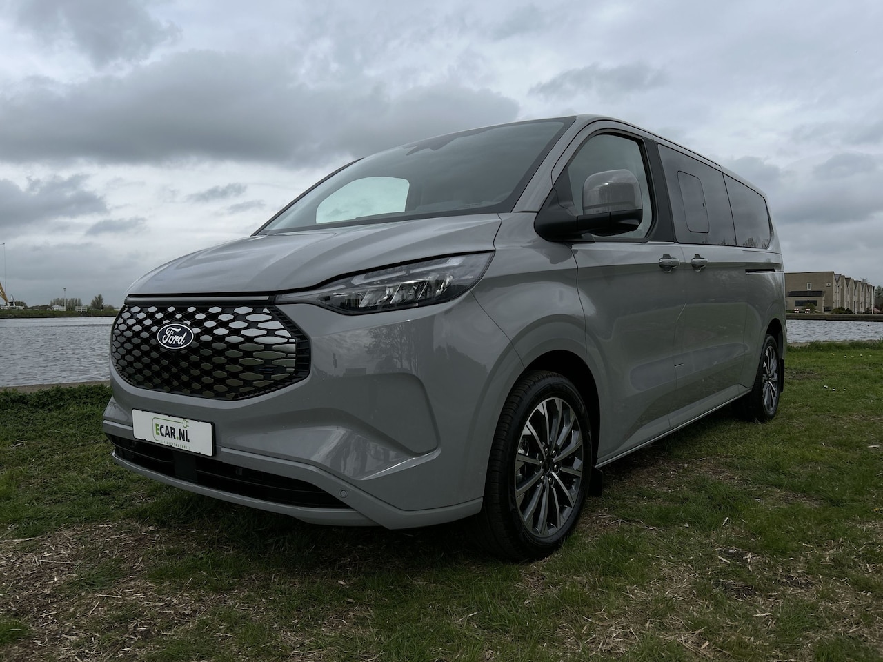 Ford E-Tourneo Custom - 340 L2H1 Titanium X 65 kWh 218pk Leer | 8-zits | B&O | 2x electr. schuifdeur | ACC | Navig - AutoWereld.nl