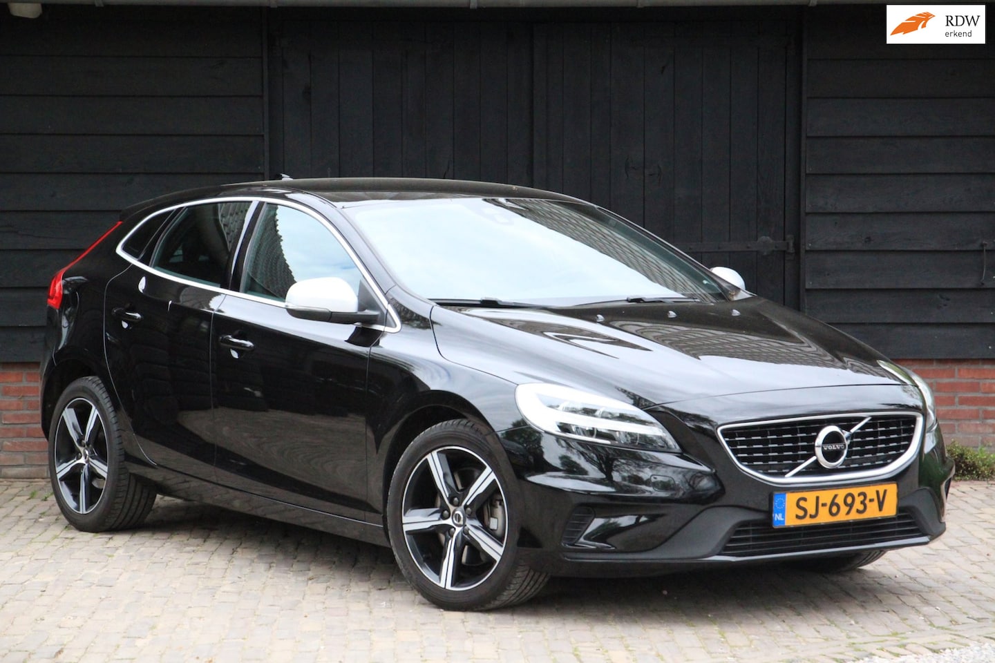 Volvo V40 - 2.0 T4 Business Sport R Design/Navigatie/Parkeersensor/Stoelverwarming/Trekhaak - AutoWereld.nl