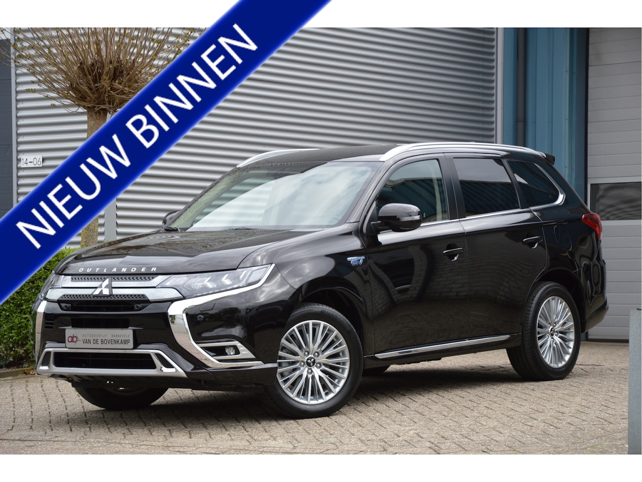 Mitsubishi Outlander - 2.4 PHEV Instyle LED | CAMERA | CAR PLAY | STOELVERWARMING - AutoWereld.nl