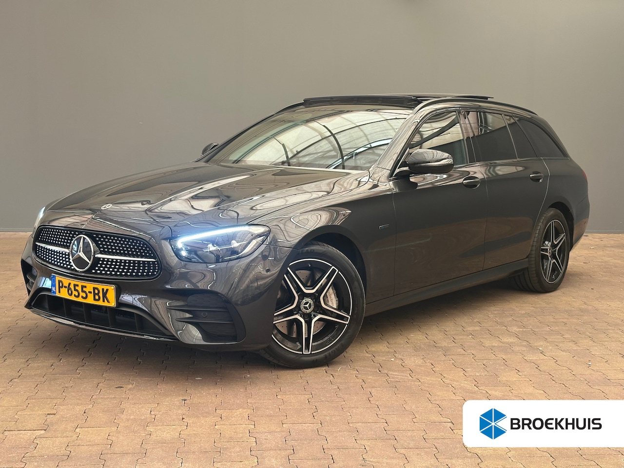 Mercedes-Benz E-klasse Estate - 300 e AMG Line Panorama Dak | Alcantara/Leer | AMG-Styling | Elek. Stoelen | Elek. Achterk - AutoWereld.nl