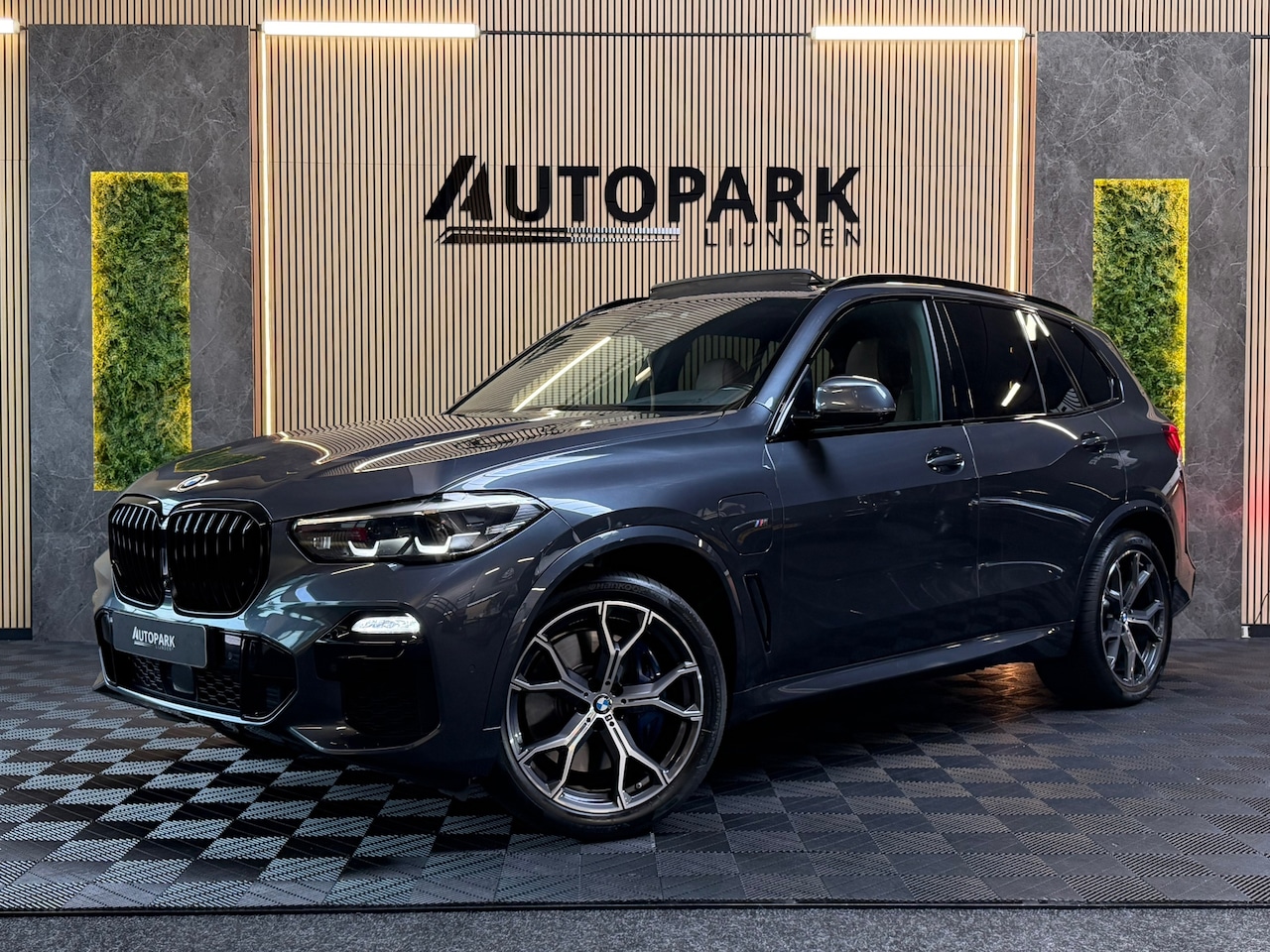 BMW X5 - XDrive45e High Executive M-SPORT|PANO|HuD|H&K|360CAM|KEYLESS|TREKHAAK|AUTOPILOT|DEALER OND - AutoWereld.nl