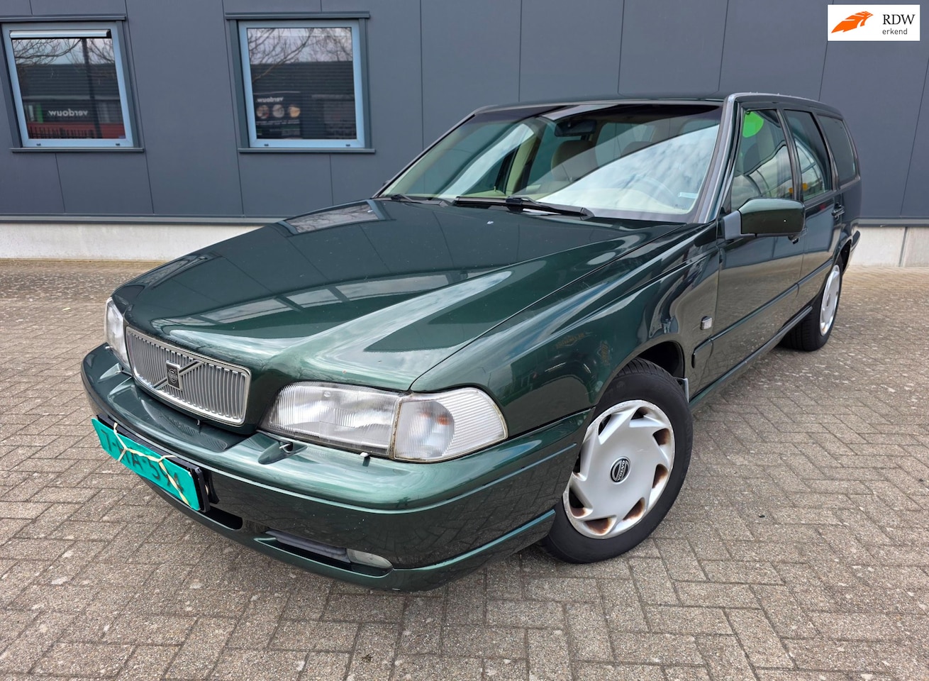 Volvo V70 - 2.5 T Comfort Luxury 2.5 T Comfort Luxury, netto € 7.395, 4ever Youngtimer, bijtelvriendelijk! - AutoWereld.nl