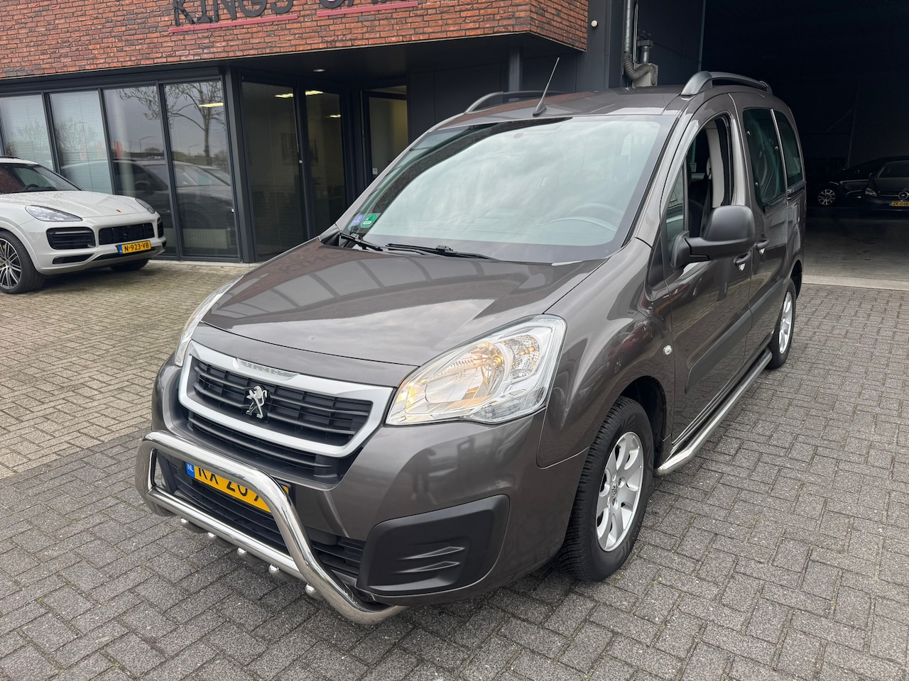 Peugeot Partner Tepee - 1.2 Active 5 PERS NAVI TREKHAAK AIRCO PDC FRONTBAR SIDEBAR ORIG NL NAP - AutoWereld.nl
