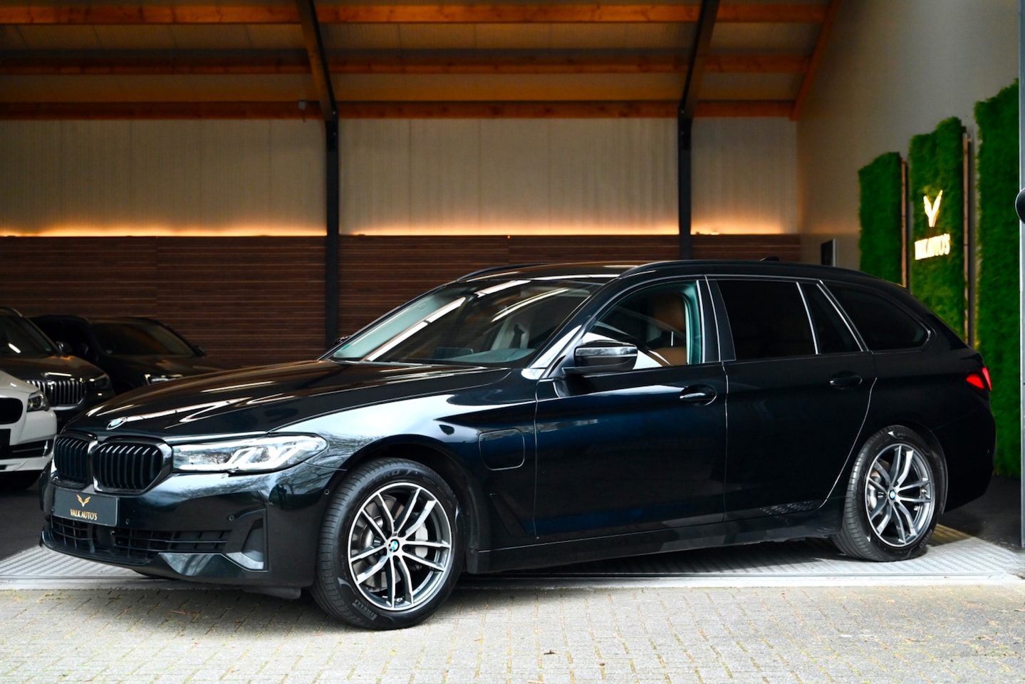 BMW 5-serie Touring - 530e xDrive High Executive - Active Cruise Control - Keyless Entry - Sfeerverlichting - Me - AutoWereld.nl