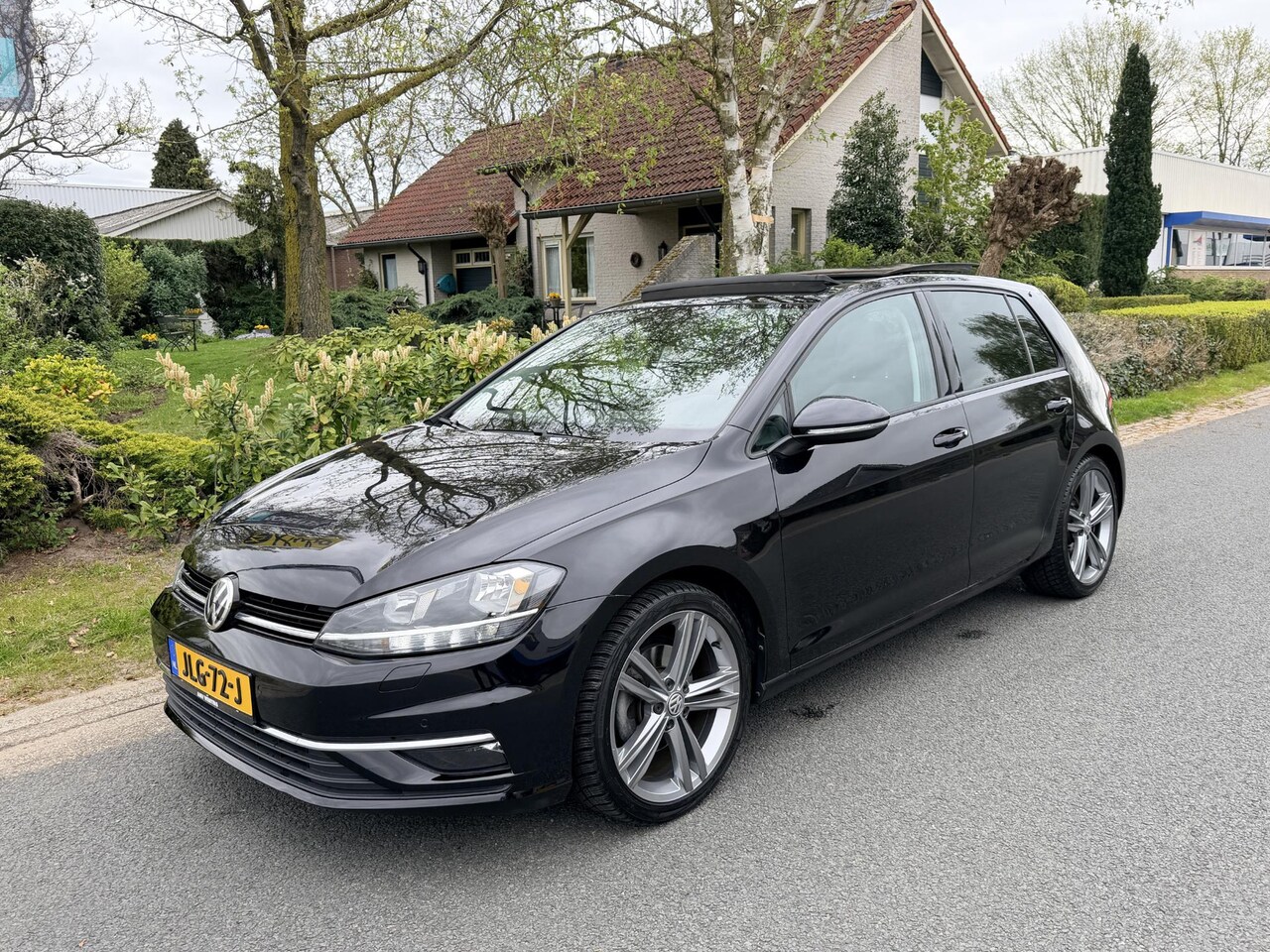 Volkswagen Golf - 1.5 TSI DSG 150PK R-Line•Pano•Navi•Camera - AutoWereld.nl