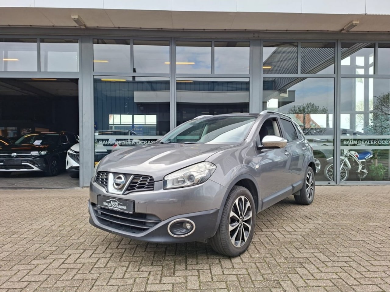 Nissan Qashqai - 1.6 TEKNA 115PK  AIRCO NAVI PANORAMADAK LMV PDC-CAMERA TREKHAAK - AutoWereld.nl