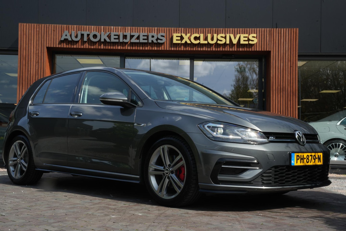Volkswagen Golf - 1.4 TSI Highline R-line ext, Digitale dash Botsherkenning Hillhold Adaptive cruise Parkeer - AutoWereld.nl
