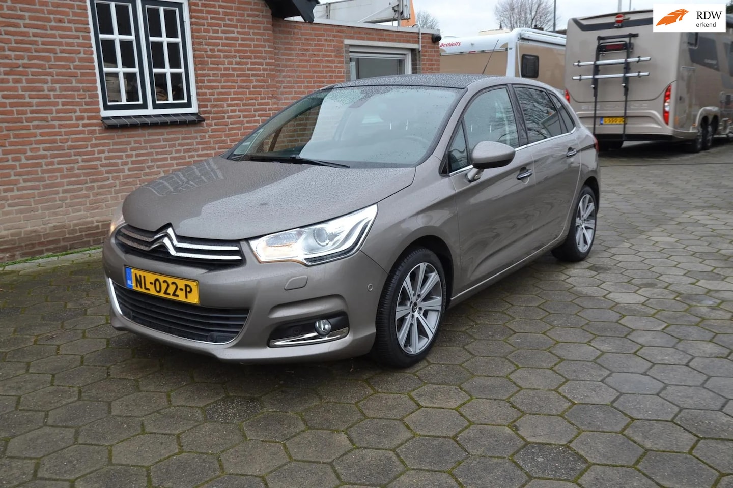 Citroën C4 - 1.2 PureTech Shine - 1e eigenaar - Airco - Navigatie - Leer/Stof - Panoramadak - Cruise co - AutoWereld.nl