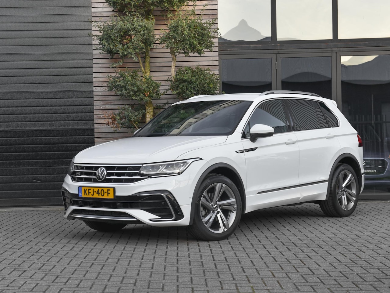 Volkswagen Tiguan - 1.5 TSI R-Line Navi Camra ACC 19 Inch Velgen - AutoWereld.nl