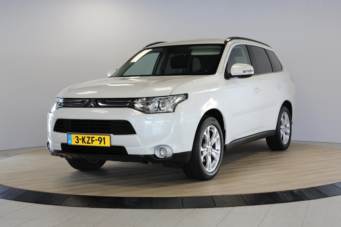 Mitsubishi Outlander - 2.0 Instyle 4WD | Schuif- kanteldak | Leer - AutoWereld.nl