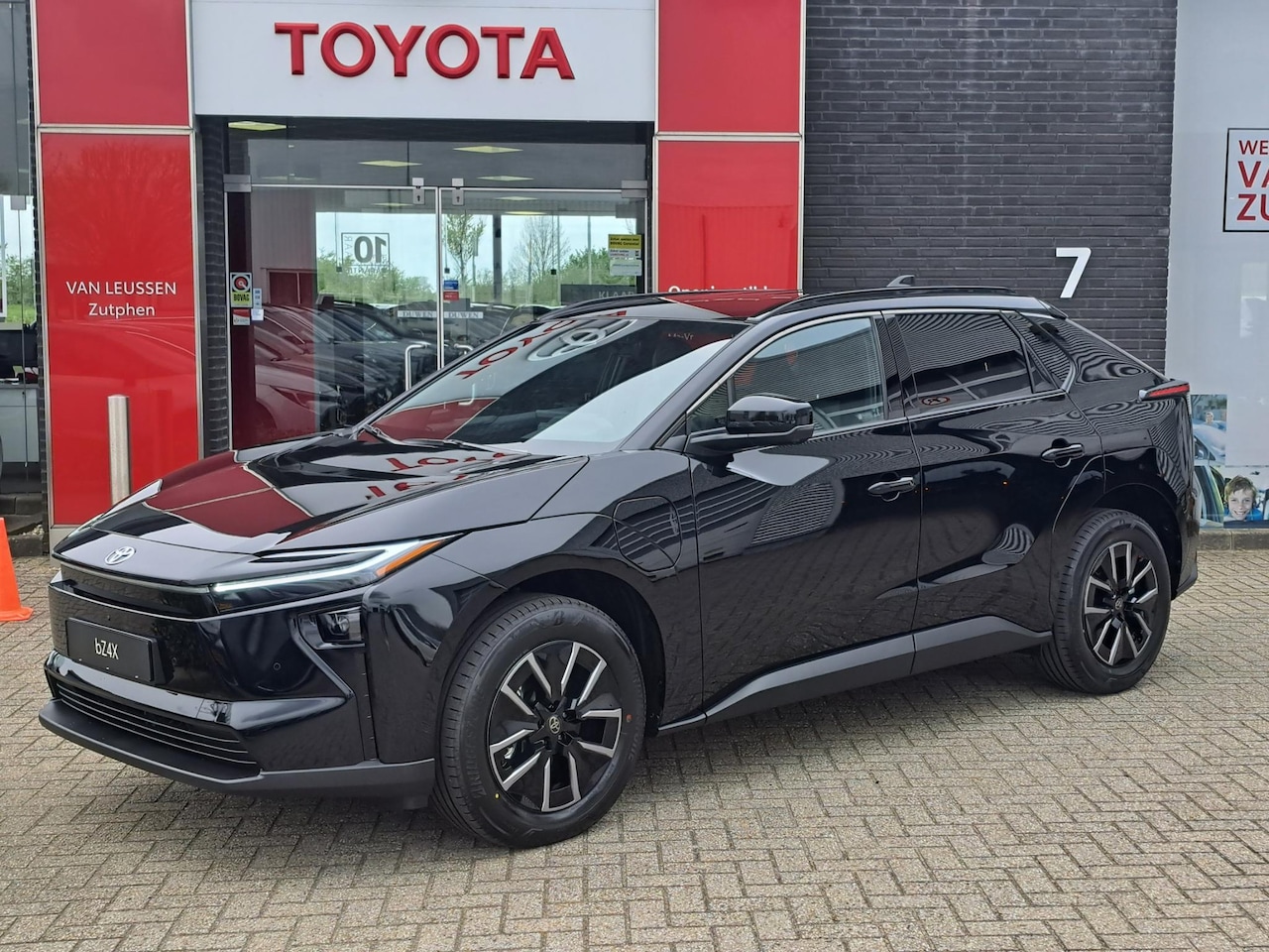 Toyota bZ4X - Dynamic 73 kWh NIEUW DIRECT LEVERBAAR STOEL/STUURWIEL VERWARMING 360 CAMERA DRAADLOOS TEL. - AutoWereld.nl