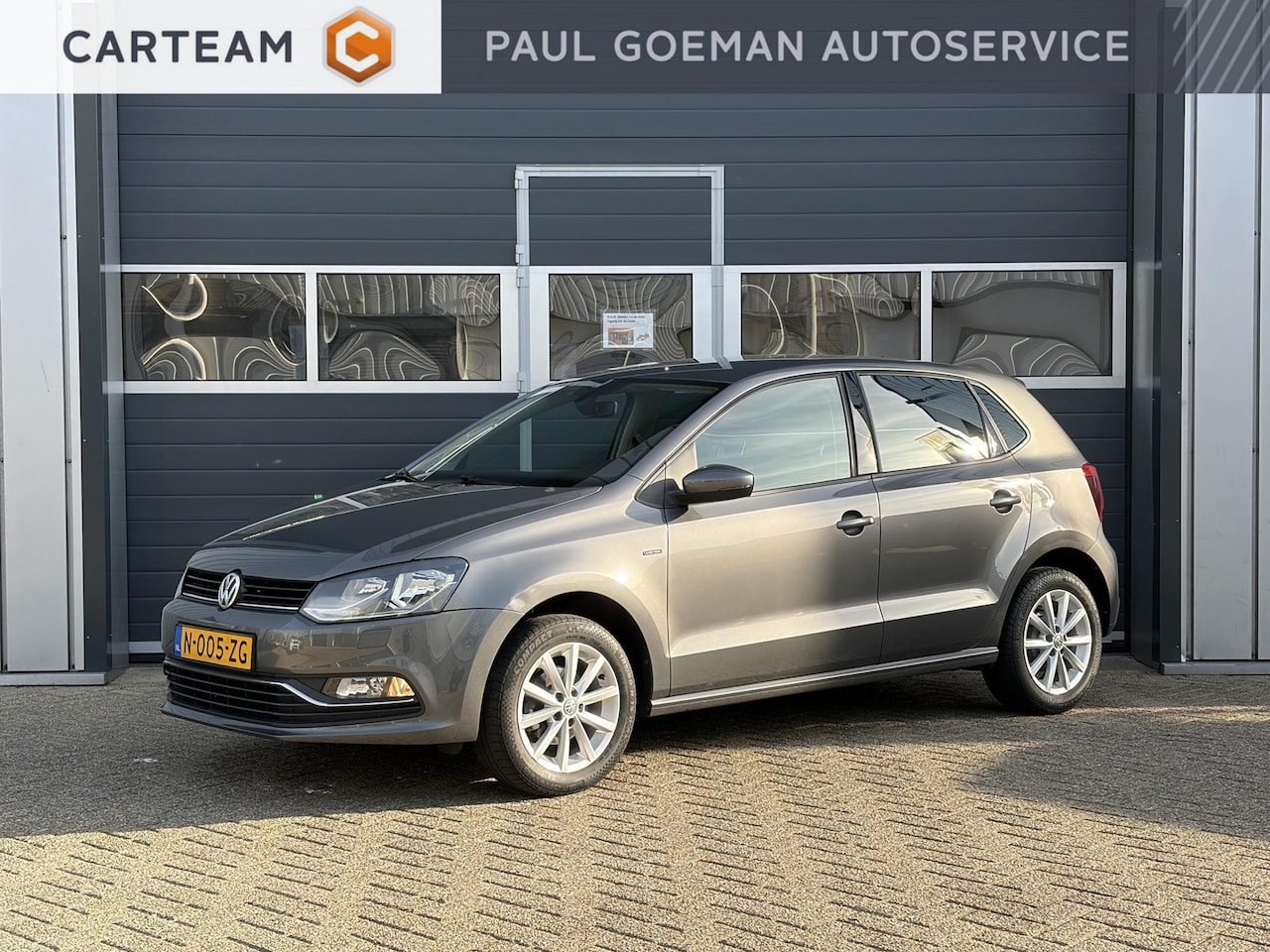 Volkswagen Polo - 1.0 Comfortline | Parkeer sensoren | Stoel verwarming | Lichtmetaal | - AutoWereld.nl
