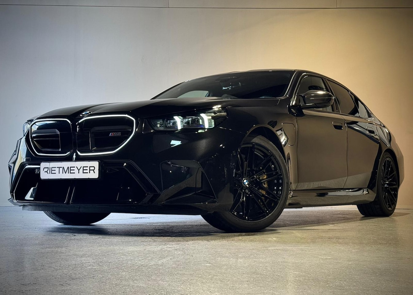 BMW M5 - 5-serie |Keramisch |Carbon Pakket |Stoelventilatie |Iconic glow |Bowers & Wilkins |360° - AutoWereld.nl