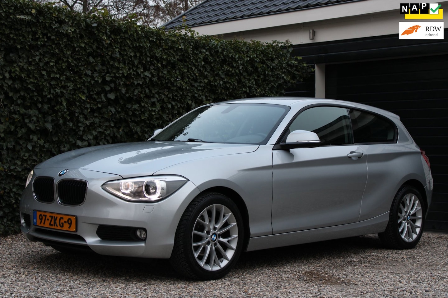 BMW 1-serie - 116i Business+ | Automaat | Navi | Xenon | Stoelverwarming | Leer - AutoWereld.nl