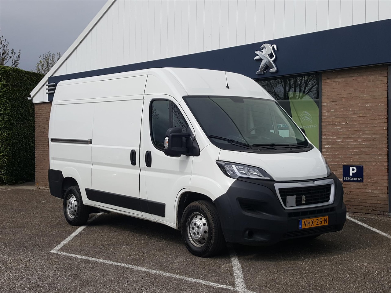 Peugeot Boxer - GB 333 L2H2 BlueHDi 140PK TREKHAAK | Navigatie | Cruise control | AIRCO | Parkeerhulp | Vl - AutoWereld.nl