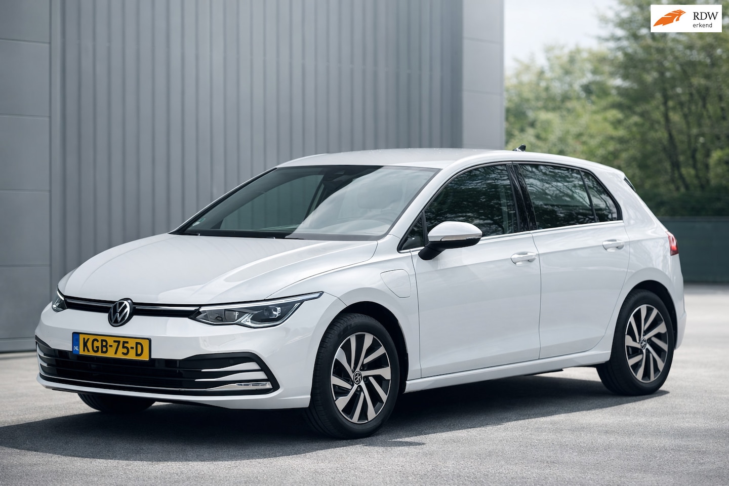 Volkswagen Golf - 1.4 eHybrid Plug-In DSG / StuurwVerw / CarPlay / Elekstoelen - AutoWereld.nl