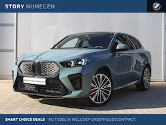 BMW iX2 - eDrive20 High Executive M Sport / Panoramadak / Sportstoelen / M Adaptief onderstel / Head