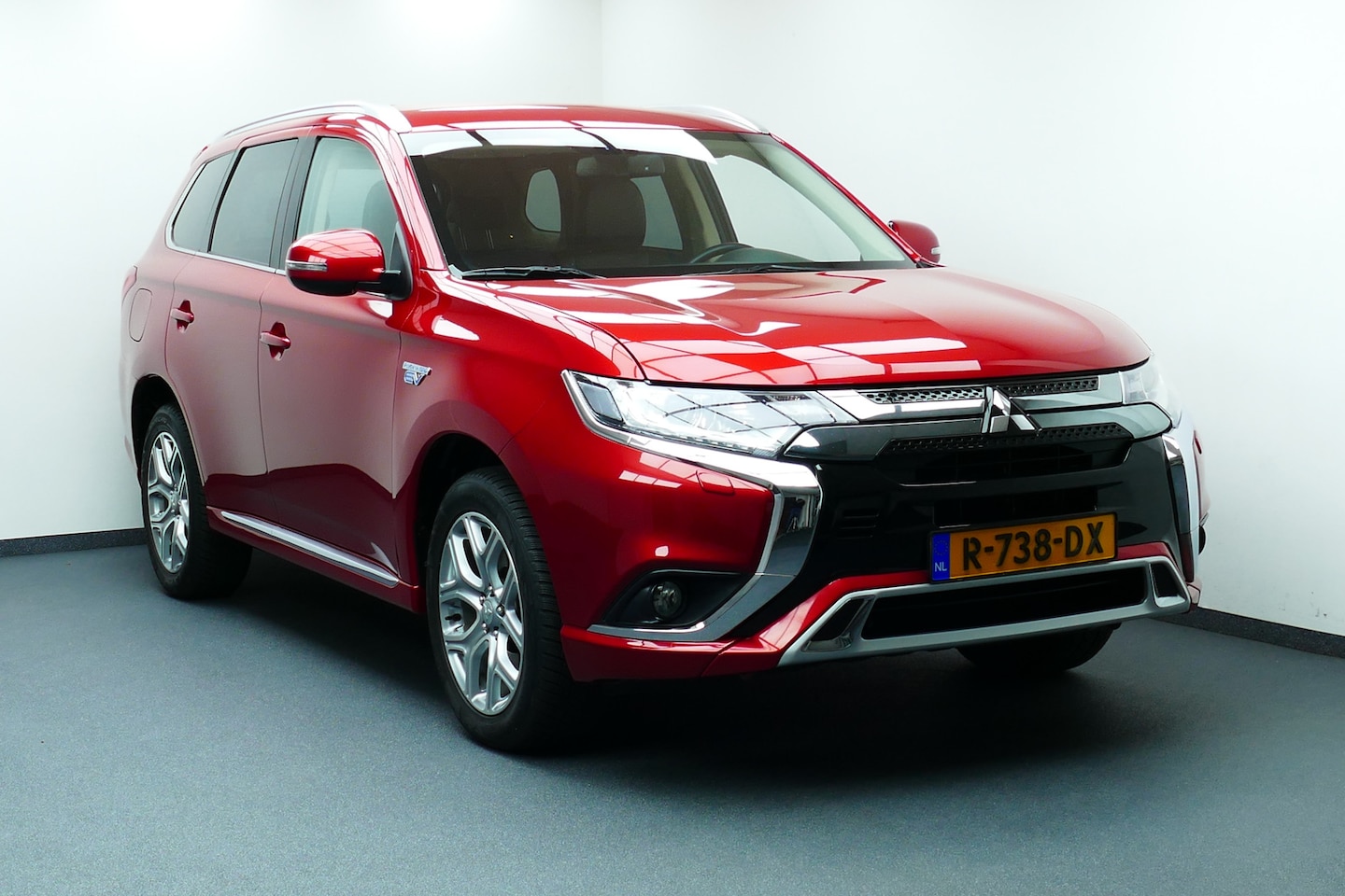 Mitsubishi Outlander - 2.4 PHEV S-Edition. Camera, Half Leer/Alcantara, StoelVerw, 18"LMV, Haak 1500kg - AutoWereld.nl