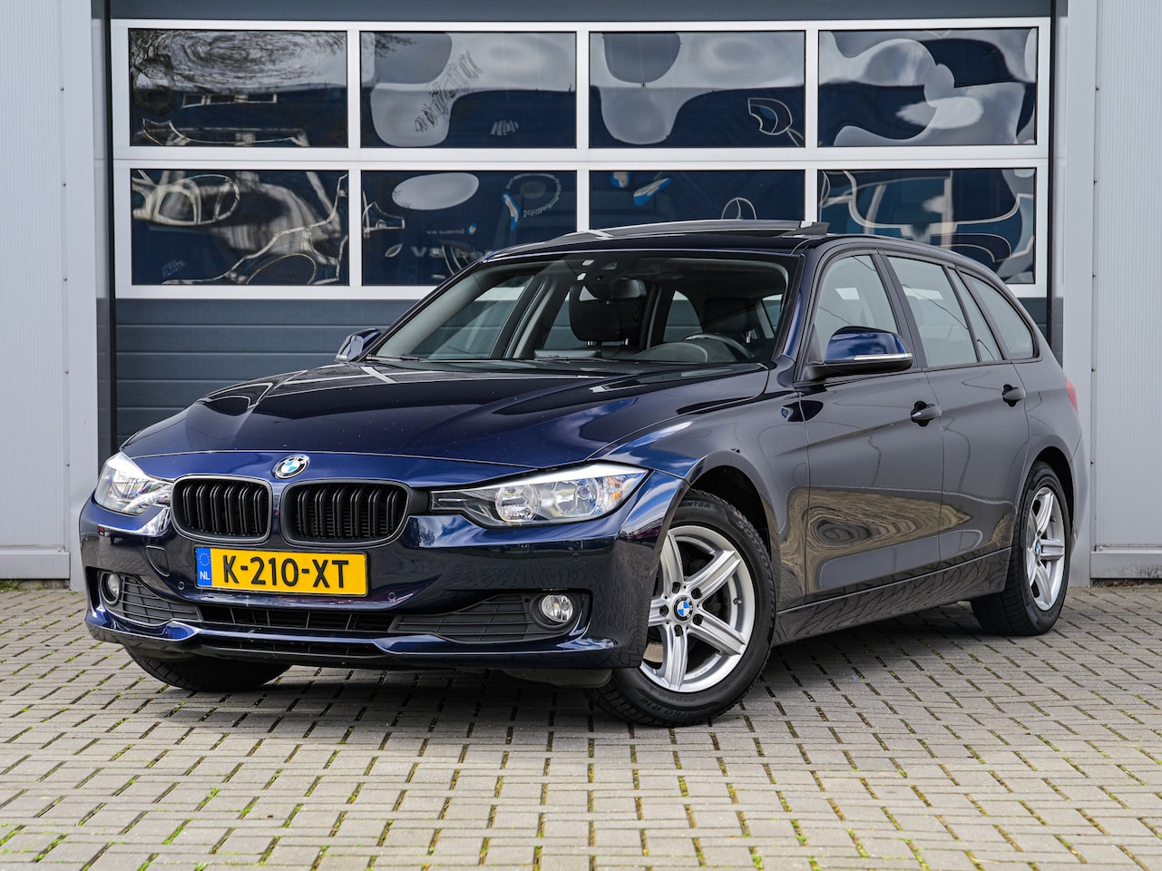 BMW 3-serie Touring - 316i High Executive | Automaat | Panoramadak | Leder | Stoelverwarming | PDC v+a - AutoWereld.nl