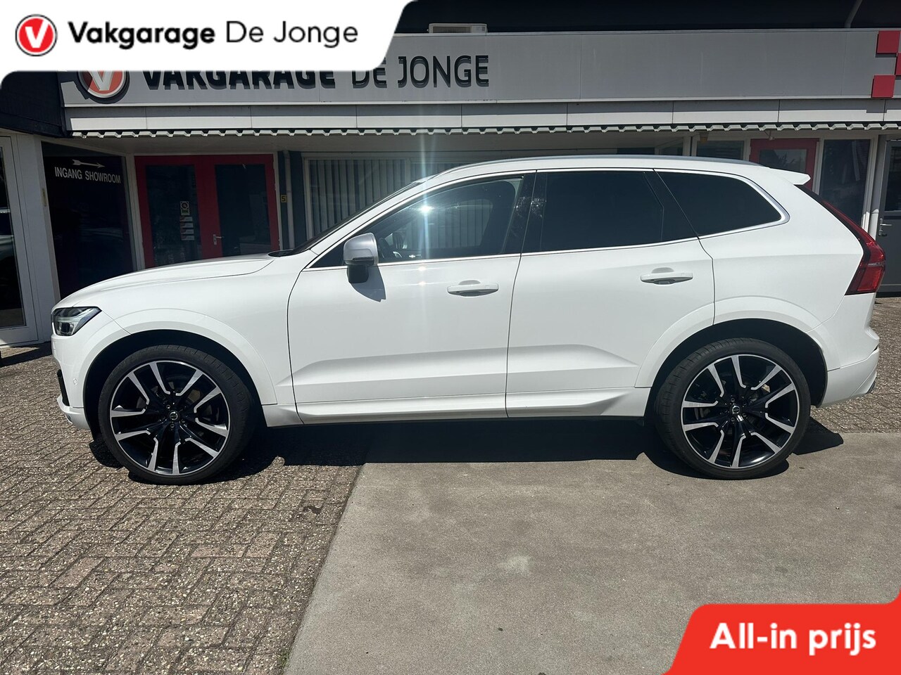 Volvo XC60 - 2.0 D5 AWD R-Design Luchtvering | Standkachel | Panoramadak - AutoWereld.nl