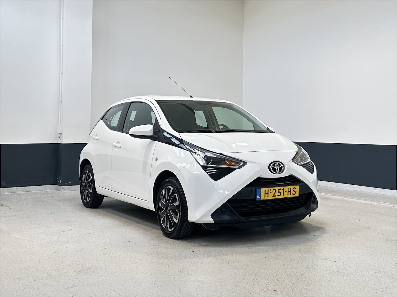 Toyota Aygo - 1.0 VVT-i x-play | NL | 1 Eig | Apple Carplay/ Android auto| Navigatie | Camera| - AutoWereld.nl