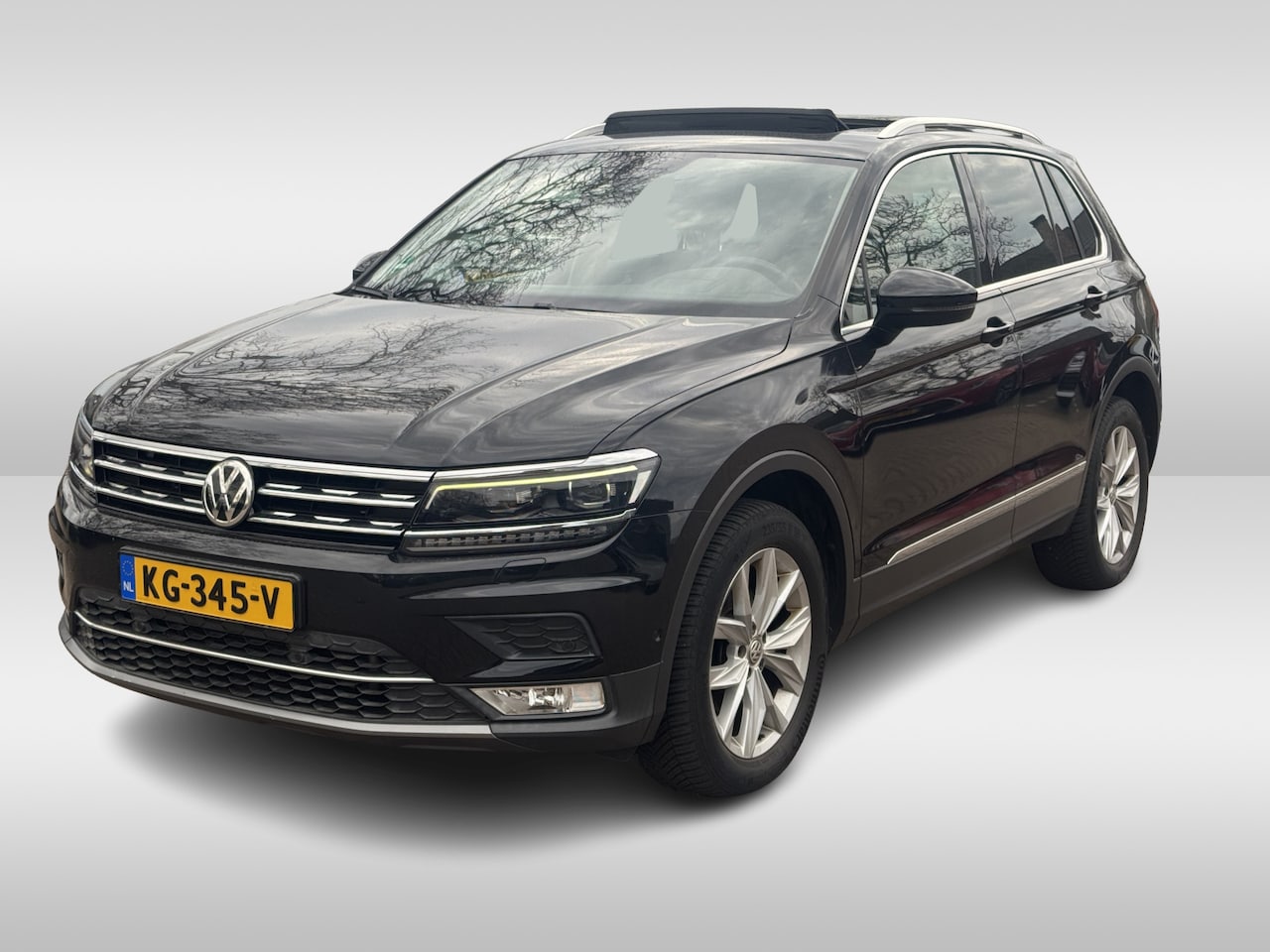 Volkswagen Tiguan - 2.0 TDI 4Motion Highline / Panoramadak / Camera / Head-up / Leder / 18'' / CarPlay / Elekt - AutoWereld.nl
