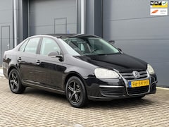 Volkswagen Jetta - 1.6 Trendline|Clima|Cruise|Lmv