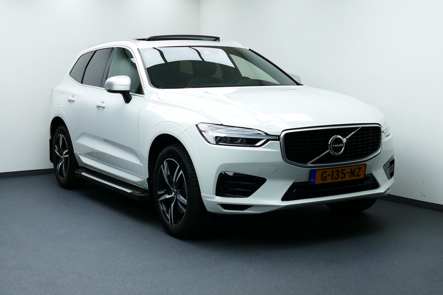 Volvo XC60 - 2.0 255pk T5 AWD R-Design. Panodak, Camera, Leer/Alcantara, 19"LMV, Haak 2400kg - AutoWereld.nl