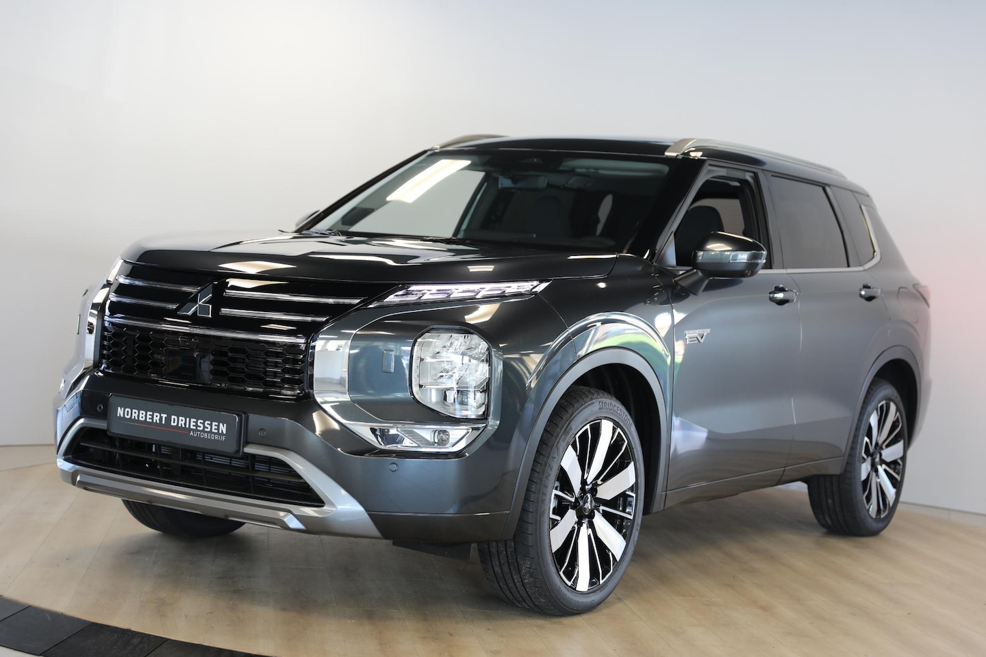 Mitsubishi Outlander - 2.4 PHEV Instyle | Schuif- kanteldak | Leer | Head-Up - AutoWereld.nl