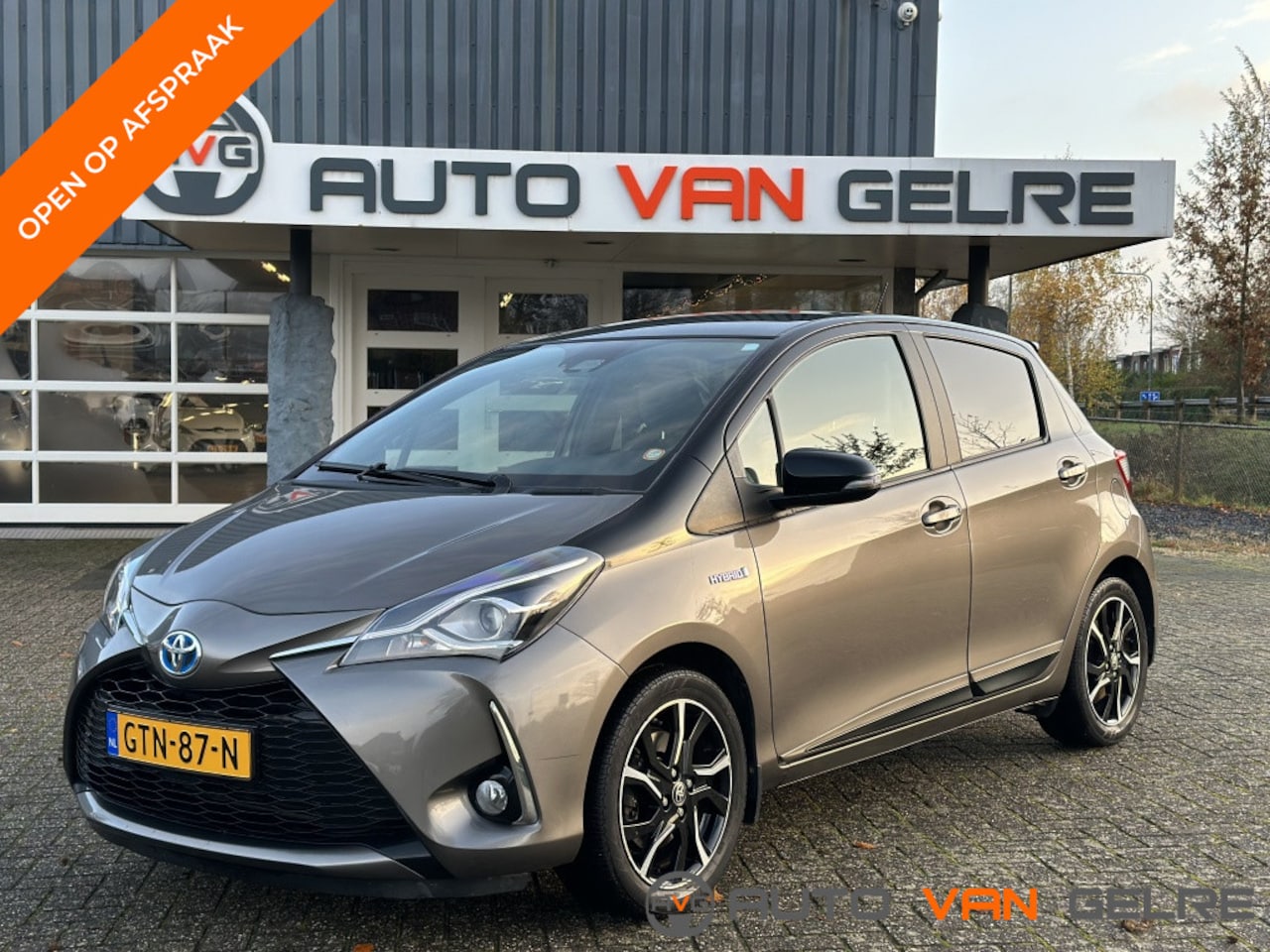 Toyota Yaris - 1.5 Hyb. Bi-Tone Aut*5DR*Camera*LED*CLIMA*STOELVW*MF STUUR - AutoWereld.nl
