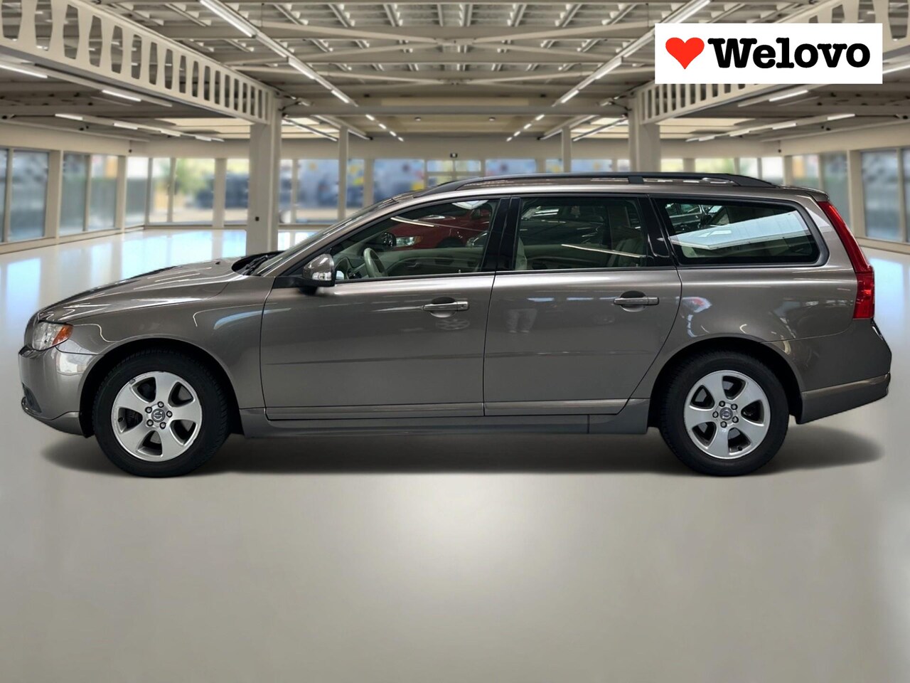 Volvo V70 - 2.5FT Momentum Incl. BTW, leder, trekhaak, electr. klep, verw. stoelen.. - AutoWereld.nl